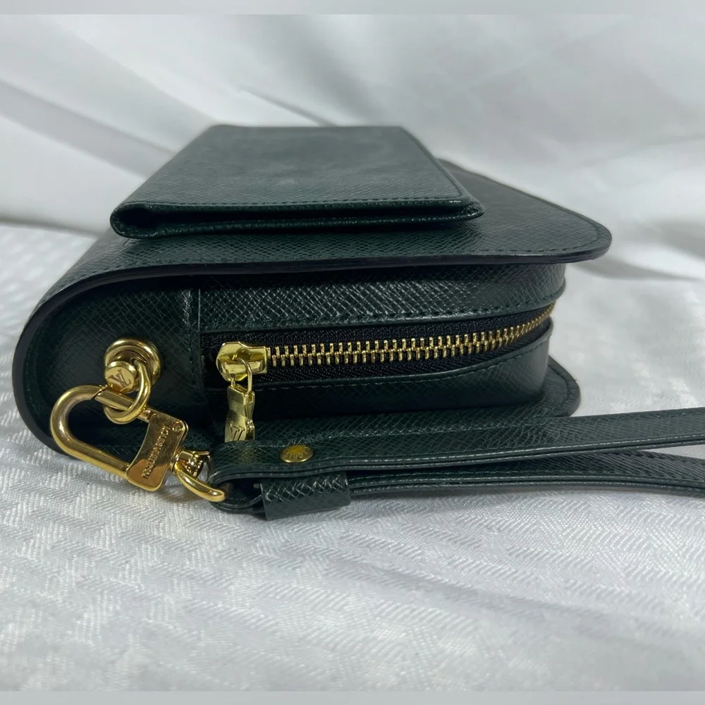 7006: Louis Vuitton Taiga Leather Wristlet & Checkbook Cover Set Green